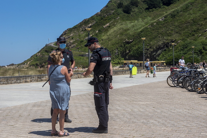 Ertzainas vigilando la playa de Orio en una de las fases álgidas de la pandemia.
