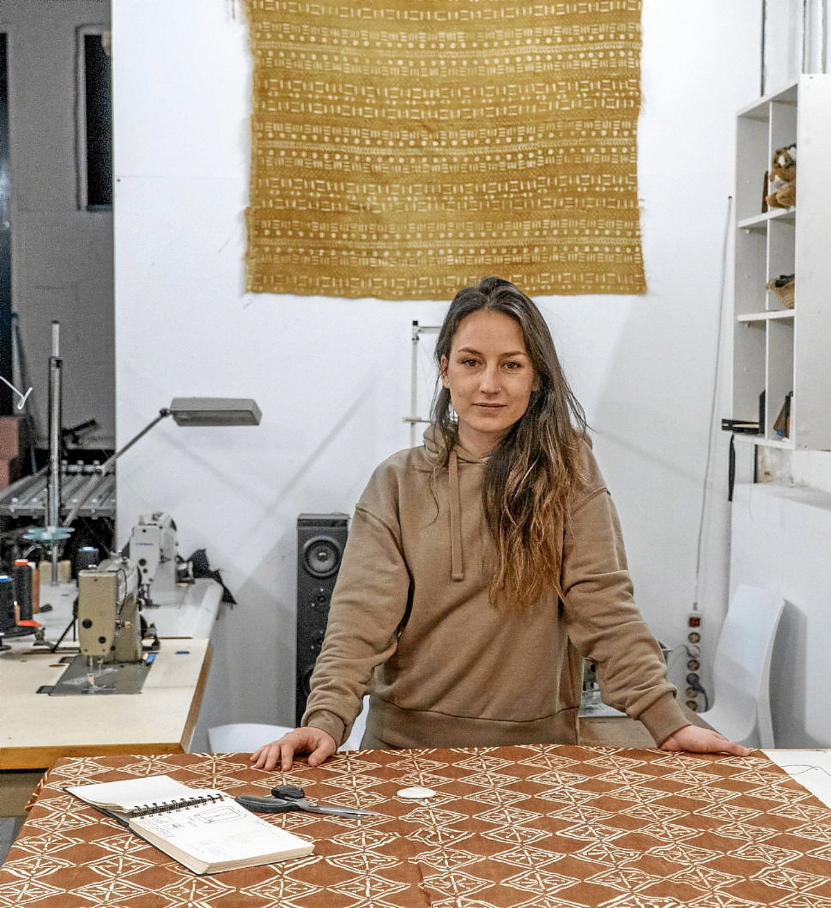 Maider Gaztelumendi, “Luma, moda etikoa” proiektuaren tailerrean (Andoni CANELLADA / FOKU)