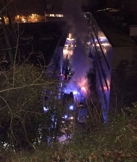 Las llamas se han desatado entre el concesionario y el pabellón anexo, de otra empresa.