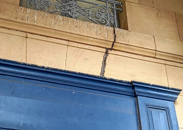 Erviti denda zenaren gaineko fatxada zatia, pitzatuta.