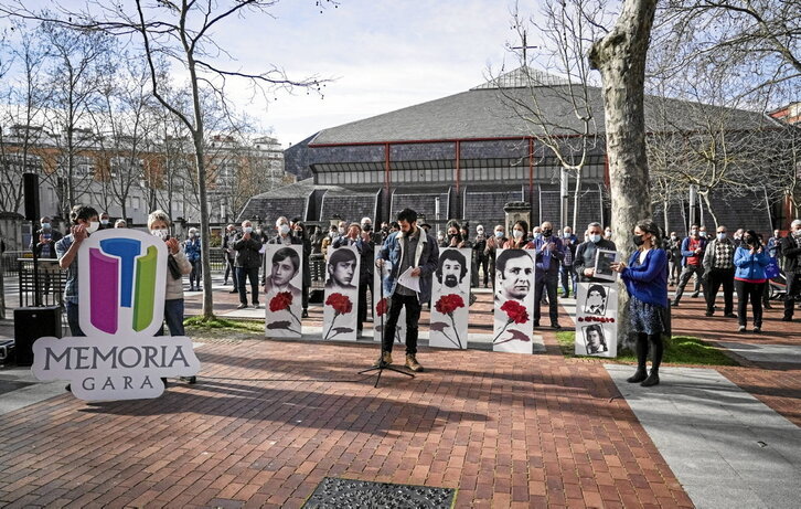 Acto de Memoria Gara ante la iglesia de San Francisco de Asís de Zaramaga en Gasteiz.