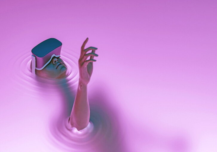 Helburua da hutsunerik gabeko agenda antolatua; horrek arreta sakabanatzen du, eta zaildu aisialdia eta lana bereiztea. Hartara, hiperaktibitatea eta estresa azaleratzen dira. Alboko orrialdean, laborategian, haragiaren alternatibekin lanean.