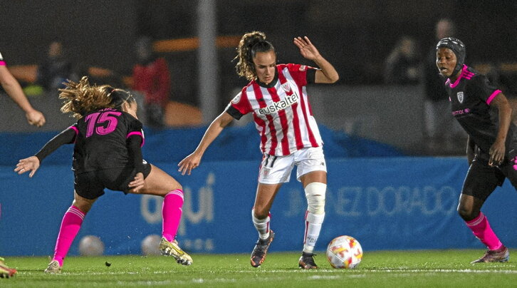Nerea Nevado conduce el balón entre Aida y Kundananji.