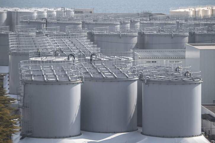 Fukushiman kutsatutako ura tanke hauetan gordeta dago.