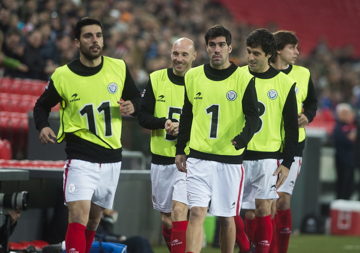 Eneko Boveda, Manu Garcia eta Xabi Etxeita Euskal Selekzioko 2016ko partida batean. Hirurek hartu dute parte galdeketa honetan.