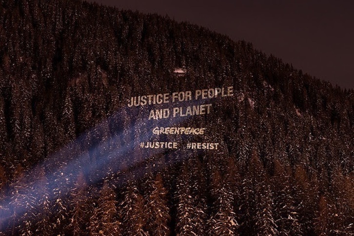Imagen de archivo de una protesta de Greenpeace en Davos.