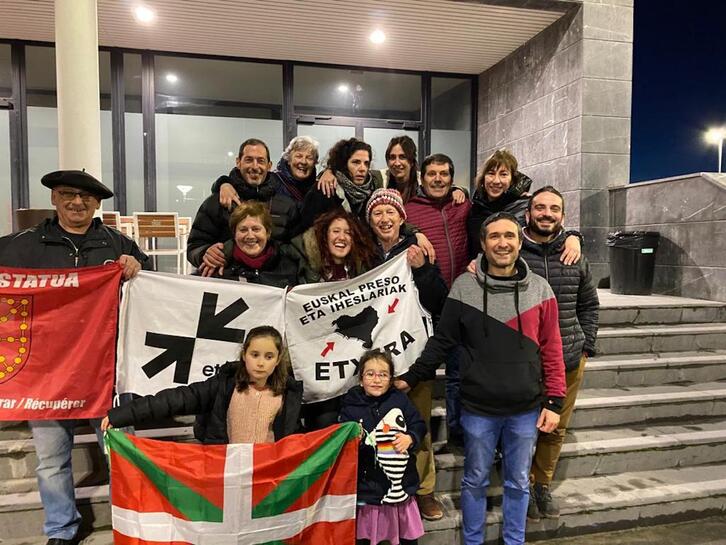 Itziar Moreno, erdian, senide eta lagunekin, Zaballako hormak zeharkatu ostean.