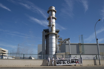 Acción de Mugitu en una de las centrales de Castejón (Nafarroa), en 2019.