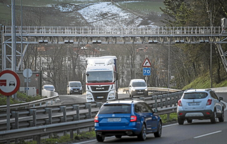 Andoainen dagoen bidesaria, artxiboko argazki batean.