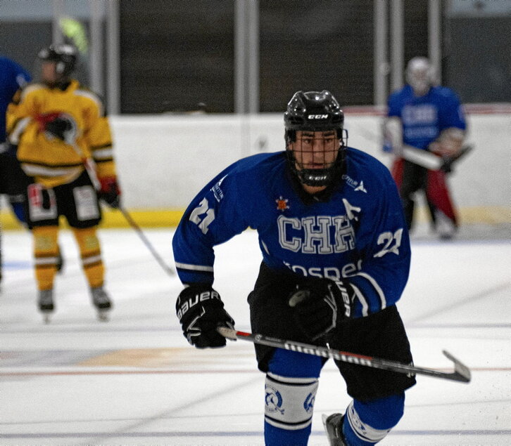 Pablo Zaballa Kosner Uharte izotz-hockey taldeko kapitaina, denboraldi honetako partida batean.