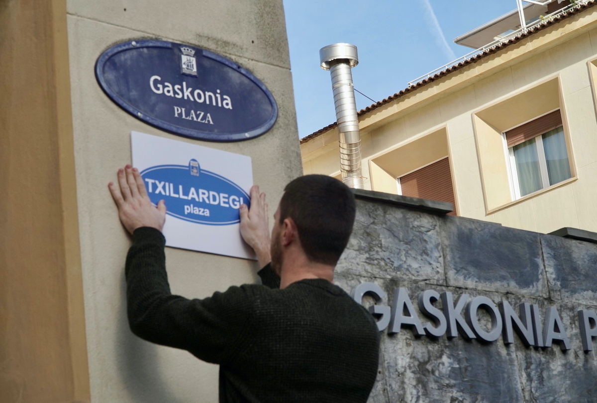 Gaskoina plazari Txillardegi izena jarri diote Gaskoina plazari Txillardegi izena jarri diote