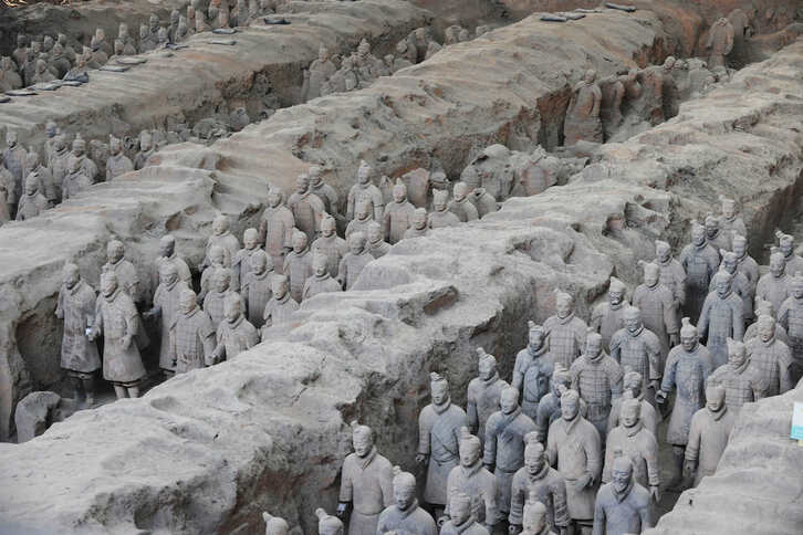 Vista general del ejército de guerreros de terracota que protegen la tumba del emperador Qin Shihuang.