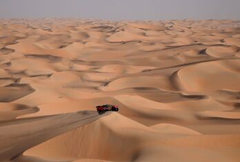 Loeb, sobre las dunas de Arabia Saudi.
