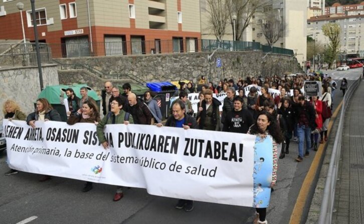 Manifestación en Bilbo para denunciar la situación de la Atención Primaria.