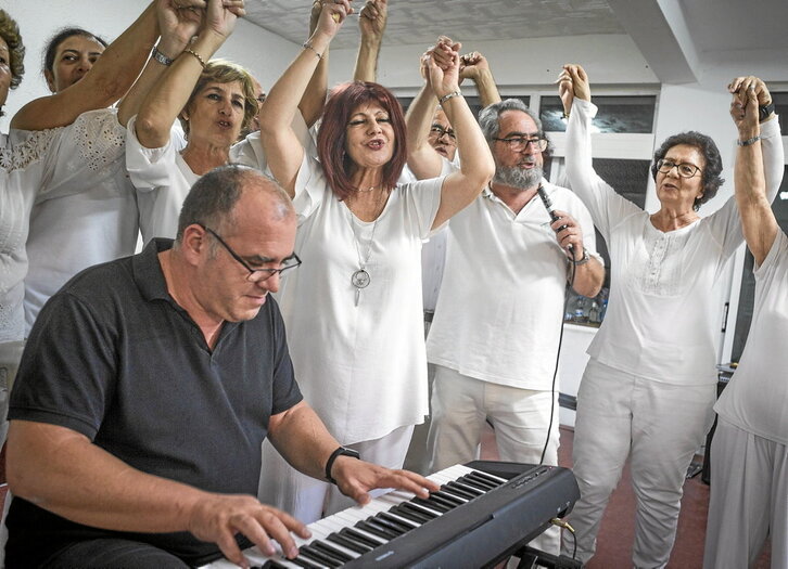 Bajo estas líneas, integrantes del coro bicomunal, en plena actuación en Pelathousa (Chipre). En la página siguiente, barriles y alambre de púas dividen la parte sur de Nicosia bajo administración de la República de Chipre de la Línea Verde.