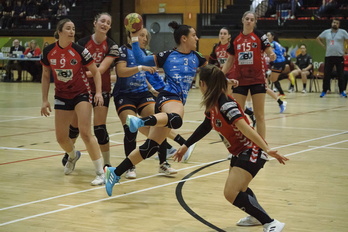 La defensa zuazotarra intenta frenar a Esther Arrojeria en el derbi de Lasesarre.