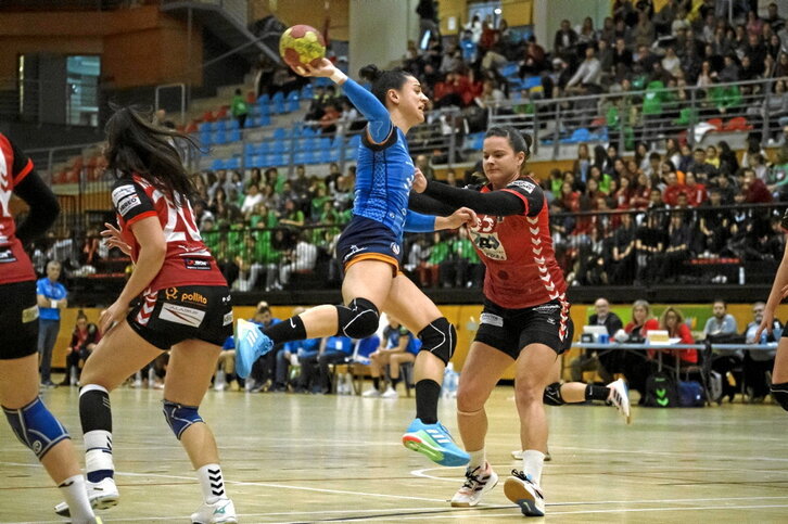 La defensa zuazotarra intenta frenar a Esther Arrojeria en el derbi de Lasesarre.