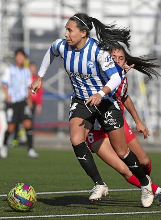 Camila Sáez conduce el balón.