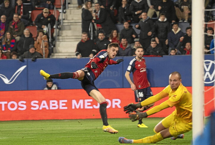 Tras un gran control orientado, Aimar Oroz bate con la zurda a Rajkovic.