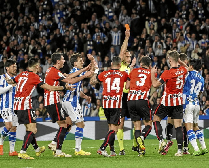 Cuadra Fernández muestra la tarjeta roja a Yeray en la jugada del penalti que decidió el derbi.