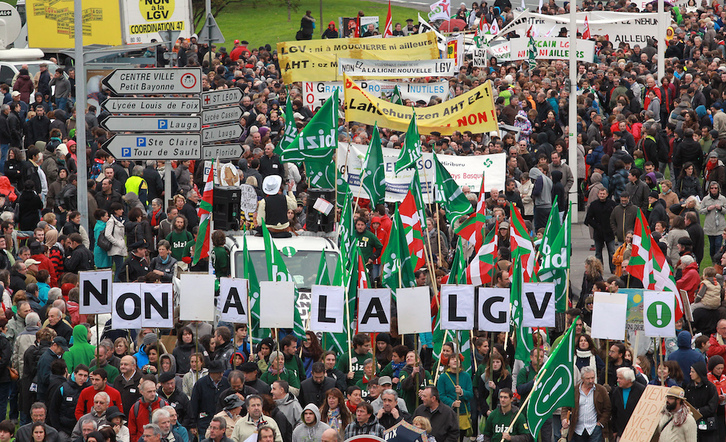Durante el 2009 se celebraron manifestaciones que reunieron a miles de personas en Baiona contra el TAV.