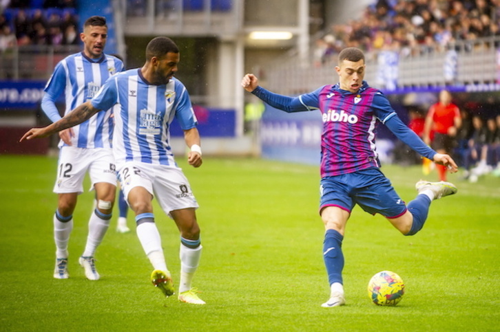 Rahmani, que vive su mejor momento como azulgrana, centra el balón al área.