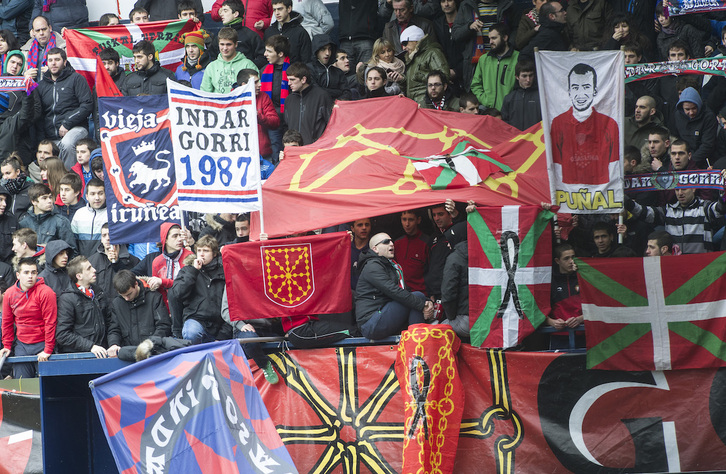 Ikurriñas y banderas de Nafarroa en un partido anterior en Graderío Sur.