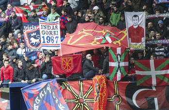 Ikurriñas y banderas de Nafarroa en un partido anterior en Graderío Sur.