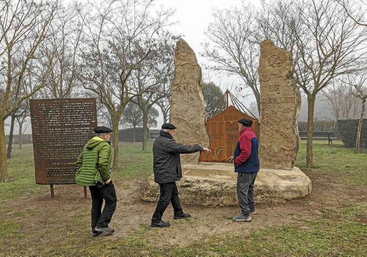 En la página anterior, el memorial del circo, ya instalado en el Parque de la Memoria de Larraga. Sobre estas líneas, voluntarios de Zurbau colocando las enormes rocas.