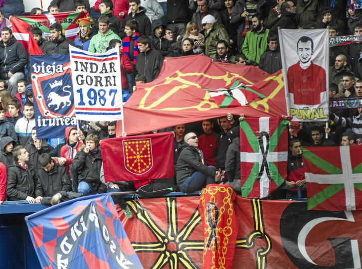 Ikurriñas y banderas de Nafarroa en un anterior partido disputado en El Sadar.