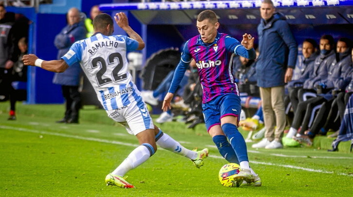 Rahmani, que vive su mejor momento como azulgrana, en un momento del choque.