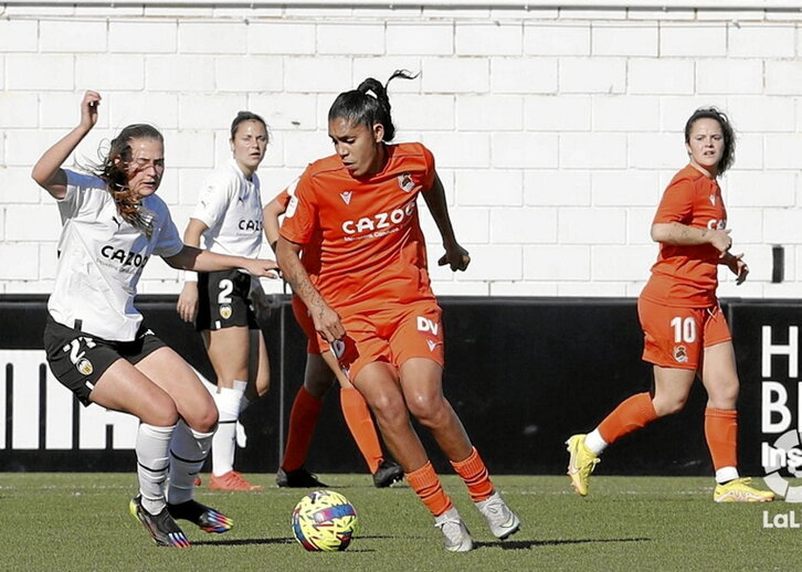 Gaby intenta llevarse el balón ante Torrodà.