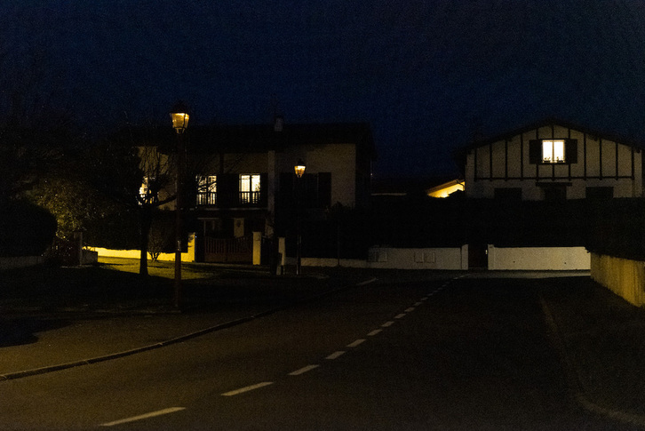 Una calle de Urruña, localidad pionera en el ahorro en alumbrado público.