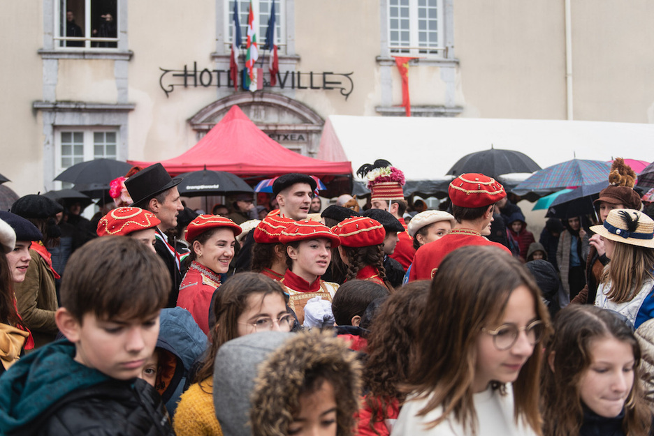 Lors des mascarades, les jeunes s'emparent de la place du village.