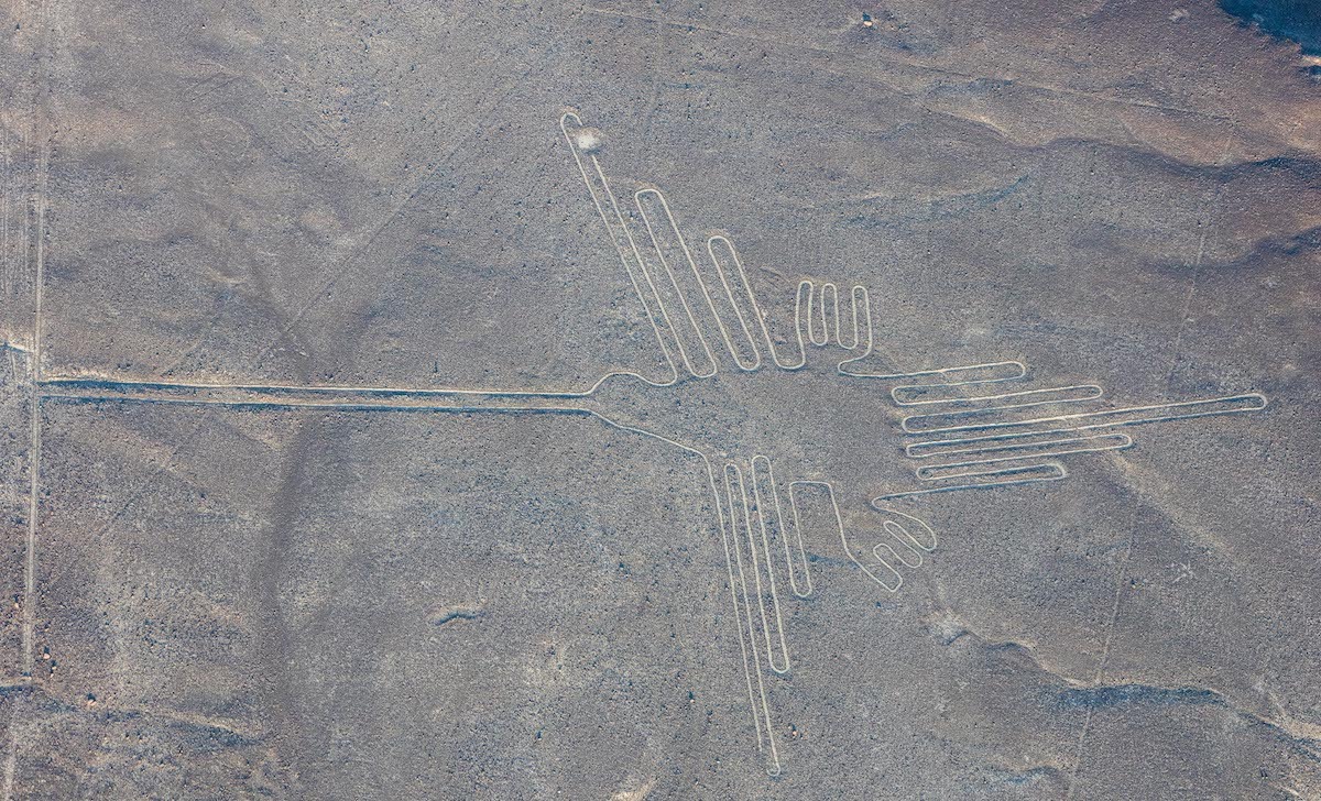 Fotograf&iacute;a a&eacute;rea tomada en 2015 de la l&iacute;nea de Nazca conocida como &lsquo;El colibr&iacute;&rsquo;. (WIKIPEDIA)
