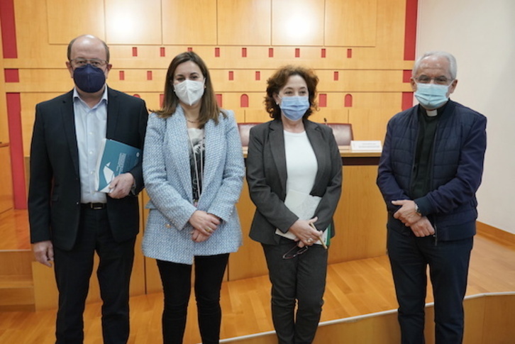 Representantes institucionales, con la concejala en el centro con traje negro, en una rueda de prensa sobre el Memorial.