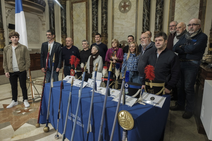 Las tamborradas de adultos se han presentado en el Ayuntamiento.