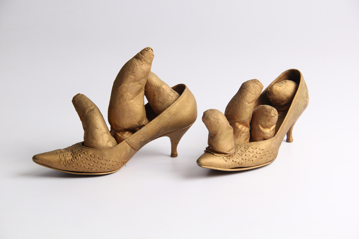 Yayoi Kusama japoniarraren atzer begira handia prestatu da. Irudian. bere ‘urrezko zapatak’. 