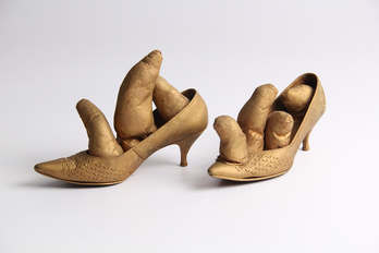 Yayoi Kusama japoniarraren atzer begira handia prestatu da. Irudian. bere ‘urrezko zapatak’. 