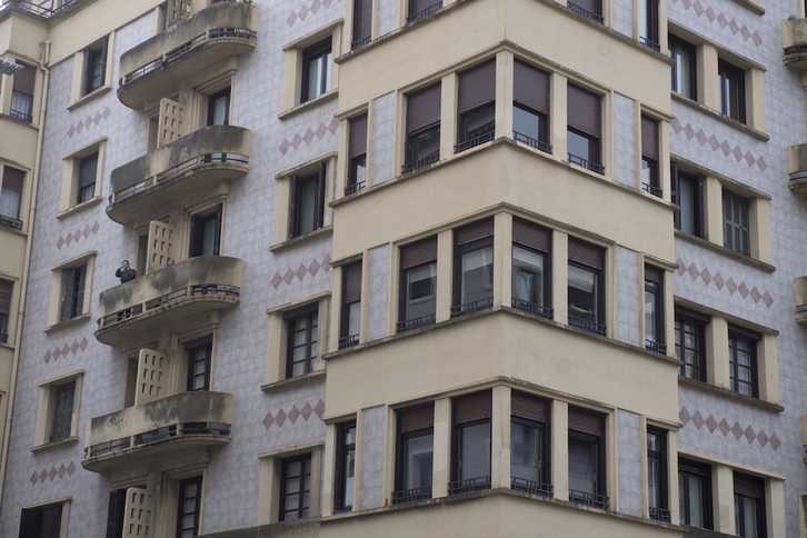 Uno de los edificios de viviendas que el fondo buitre Azora tiene en propiedad en Bilbo.