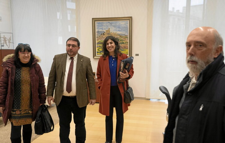 Unai Hualde, presidente del Parlamento navarro, con los autores del informe sobre la tortura.