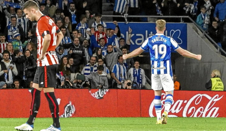 Sorloth celebra su undécimo gol de la temporada ante la decepción de Guruzeta.