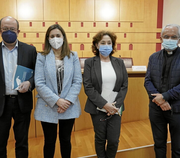 .Representantes institucionales en una rueda de prensa sobre el Memorial.