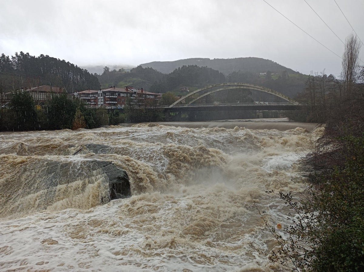 El río Kadagua a su paso por Alonsotegi. (EUROPA PRESS)