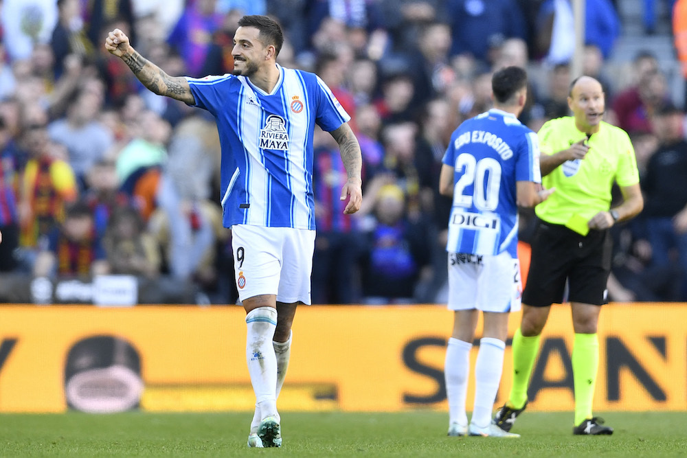 Joselu celebra el gol marcado con el Espanyol en el Camp Nou. (Pau BARRENA / AFP)