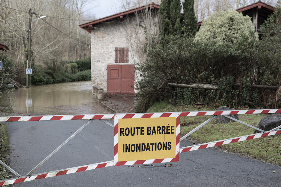 Plusieurs cours d'eau ont débordé, coupant les routes, comme ici aux abords du moulin de Bassilour.
