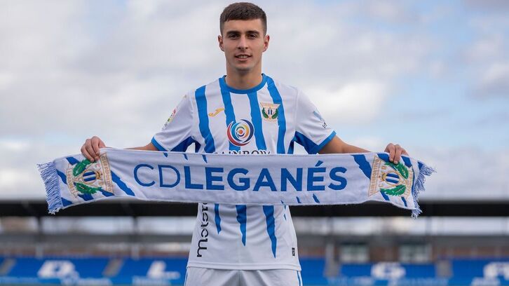 Jon Karrikaburu ha posado con la camiseta del Leganés.