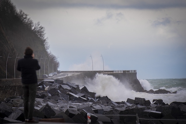 La fuerza de las olas ha obligado a cortar el tránsito en algunas zonas de Donostia. (Gorka RUBIO/FOKU)