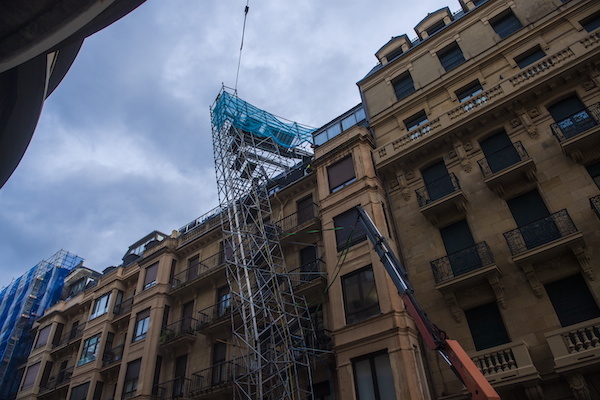 La posible caída de un andamio ha cortado durante horas una calle de Donostia. (Gorka RUBIO/FOKU)