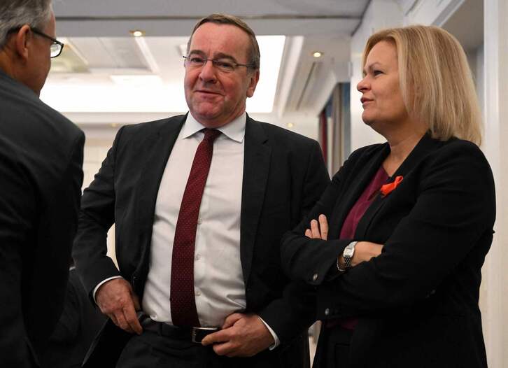 Boris Pistorius charla con la ministra de Interior Nancy Faeser, el pasado 1 de diciembre.
